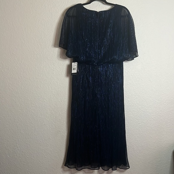 NWT-Adrianna Papell Metallic Crinkle dress, size 8. - Picture 8 of 16